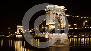 The famous chain bridge SzÃ©chenyi LÃ¡nchÃ­d in Budapest at night