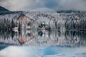 Známy hotel pri jazere, Štrbské pleso, Slovensko, Zimná scenéria