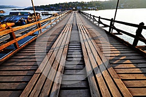 Famoso de madera lunes puente 