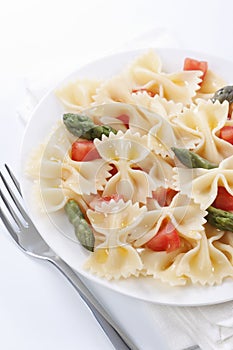 Farfalle, tomato and asparagus salad