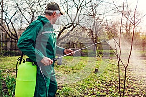 Poľnohospodár postrek strom manuál pesticíd postrekovač proti hmyz na jar záhrada. poľnohospodárstvo a záhradníctvo 