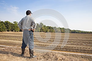 Contadino in piedi sul agricoltura paesi 