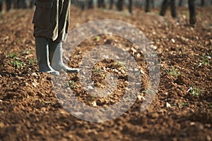 Agricultor de pie sobre el fértil suelo en 