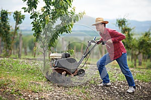 Agricultor sobre el arada virgen suelo 