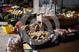 Agricultores El mercado según la temporada verduras a en pequeno portugués municipio más cercano 