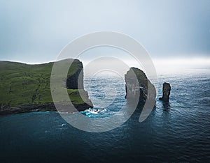 Feroés islas antena trompeta de acantilado a islas. interesado durante intenso nubes en el verano 