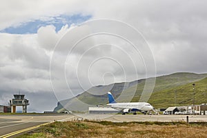 Feroés islas aeropuerto pista a la Torre Un avion 