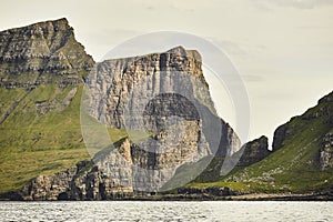 Feroés islas acantilados sobre el atlántico Océano sobre el atardecer. escénico 