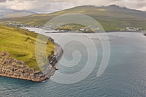 Feroés islas línea costera en. salmón granjas 