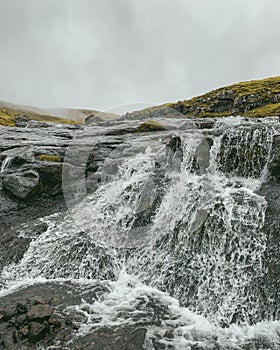 Feroés islas, montana un rio. sobre el cascada a acantilados 