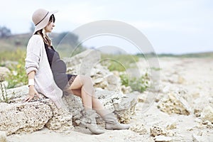 Fashinable pregnant woman on the beach