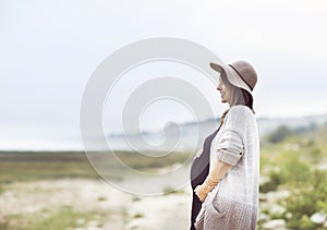 Fashinable pregnant woman on the beach