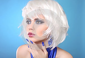 Fashion Bob Blond Girl. White Short Hair. Beauty makeup Portrait