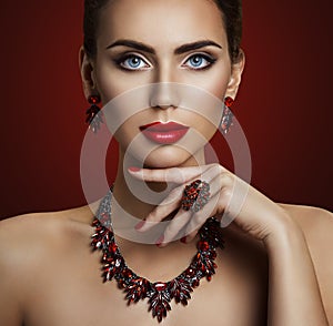 Fashion Model Beauty Makeup, Red Stone Jewelry, Retro Woman