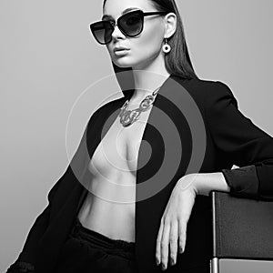 Fashion portrait of Beautiful sexy woman in sunglasses and jewelry