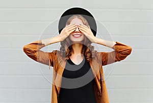 Moda lindo frío mujer joven cerrará ojos lindo agotador antiguo elegante un sombrero marrón chaqueta divirtiéndose 