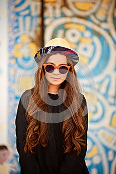 Fashion pretty young woman model wearing a retro elegant hat, sunglasses