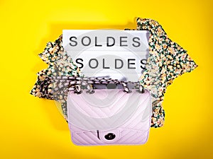 Fashion sale concept with lightbox text in Spanish on yellow