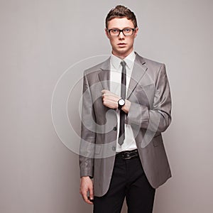 De moda hombre en gris un traje 
