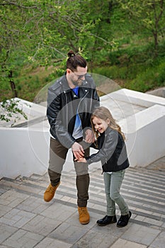 Dad and daughter walk around the city