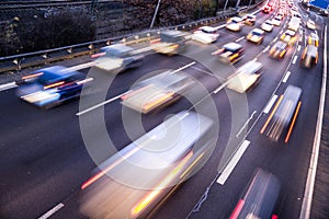 Velocemente automobili sul autostrada 