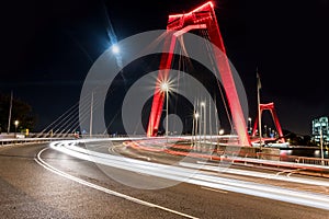 Fast moving traffic on Willems bridnge at night