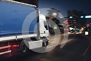 Velocemente camion sul la città strade fornendo di notte 