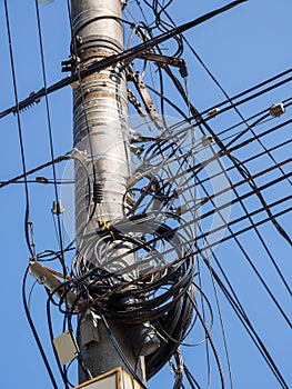 Fastening cables to a concrete pillar in disarray