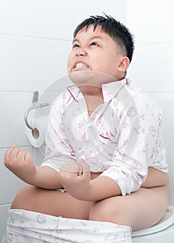 Tuk chlapec na záchod 