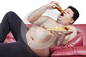 Hombre gordo su basura comida 2 