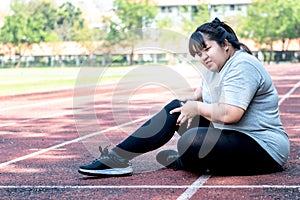 fat woman, is currently having a knee injury During his exercise by running, due to osteoarthritis