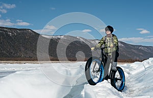 Fatbike (fat bike or fat-tire bike)