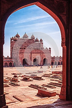 Fatehpur Sikri - Courtyard Palace with Tombs, arch