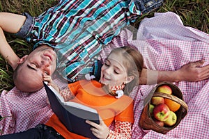 Father and daughter read book