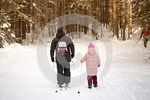 Un sciare inverno dentro foresta attraverso Paesi sciare 