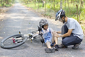Father helped the daughter fall bike