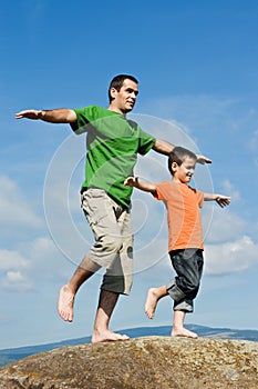 A su un hijo permanecer sobre el piedra 