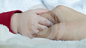 Držanie dieťa ruka 