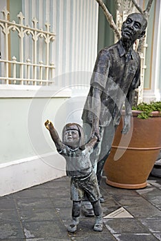 Father and Kid statue in front of the Peranakan museum, Singapore