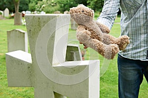 Posizione un orso sul bambini cimitero 