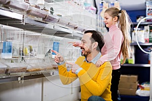 Father showing daughter species of birds