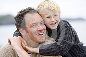 A einen sohn auf der Strand 