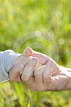 A un hijo posesión mano en la mano 