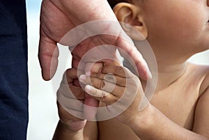 A un hijo posesión manos 