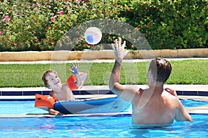 Un hijo esfera en nadar piscina 