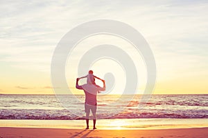 A un hijo sobre el Playa sobre el atardecer 