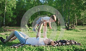 A un hijo Descansar en divirtiéndose familia 