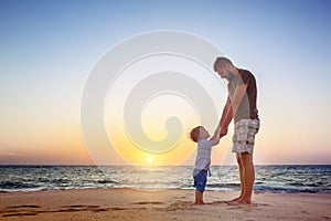 Un un figlio tramonto Spiaggia tropici famiglia vacanze 