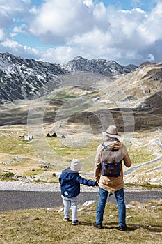 A un hijo viajar común en otono montanas lunes 