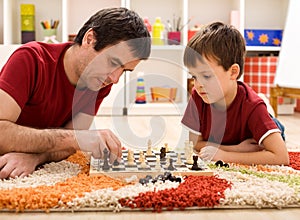Ensenando un hijo las normas de ajedrez 